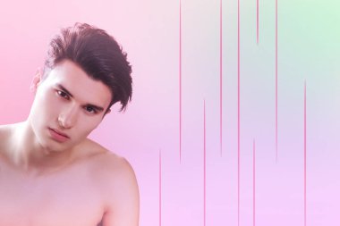 Bir Tshirt oturan ve meraklı arıyorum ciddi adam