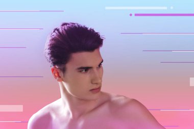 Yakışıklı adam şaşırmış ve Tv ekranına bakarak duygu