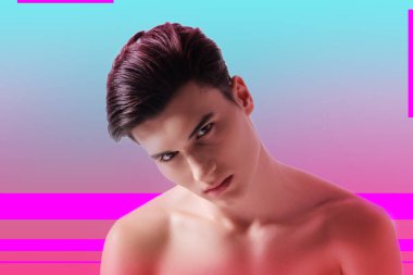 Sana bakıyor zeki ciddi genç adam