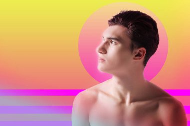 Hoş iyi görünümlü adam yarım yüz ayakta