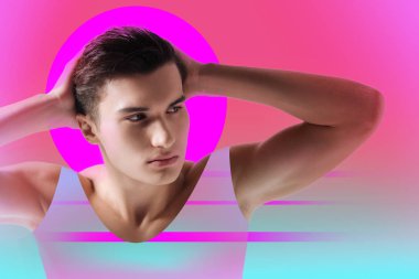 Ciddi güzel yakışıklı adam kafasını dokunmadan