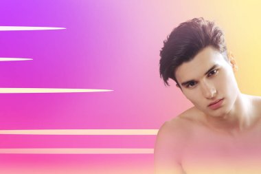 Onun önünde seyir çekici yakışıklı adam