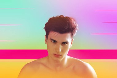 Çekici esmer adam karşı renkli arka plan ayakta