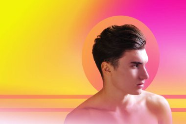 Onun önünde görünen güzel yakışıklı adam