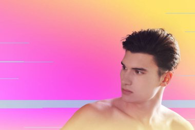 Çekici modeli. İyi görünümlü atletik güzel adam kafasını onun önünde bakarken dönüm