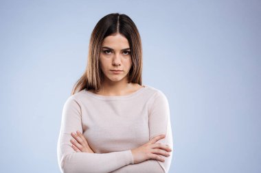 Çapraz duran hüzünlü güzel genç kadın teslim