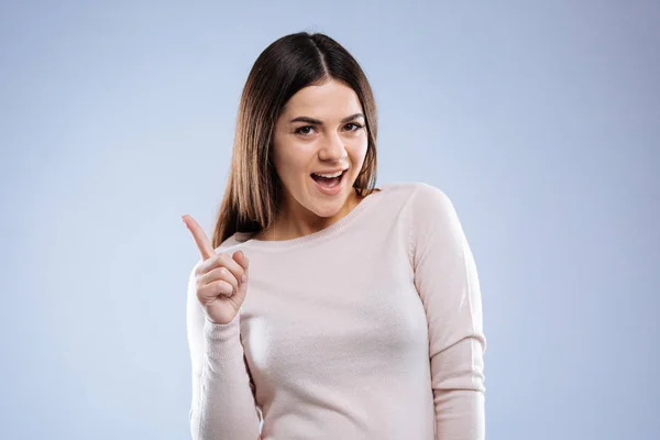 Nice trevlig ung kvinna håller hennes finger upp — Stockfoto