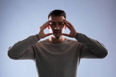 Ciddi güzel akıllı adam konsantre olmaya çalışıyoruz