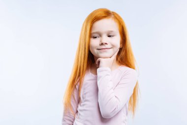 Mutluluk pozitif kırmızı saçlı kız bir kenara arıyorsunuz