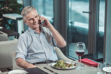 Memnun emekli restoranda yemek zorunda kalacak