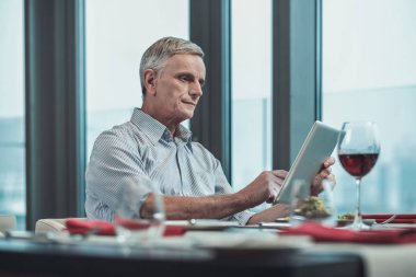 Erkek kişi e-posta web kontrol konsantre