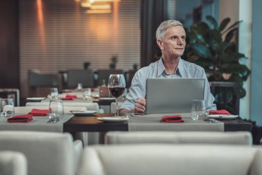 Rüya gibi emekli derin düşünceler kafede olmak