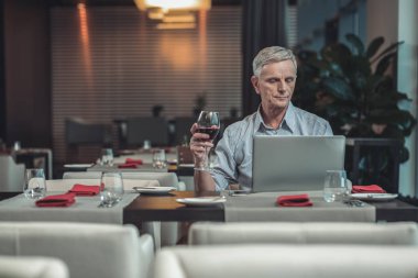 Kafede olmak düşünceli gri saçlı yaşlı adam