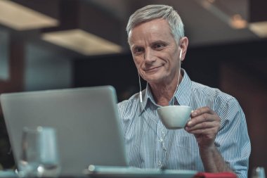 Onun hoş hafta sonu zevk memnun gülümseyen emekli