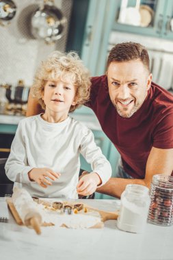 Baba ve oğul bisküvi yaptıktan sonra başarılı duygu