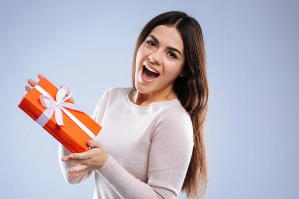 Mulher feliz alegre segurando uma caixa de presente — Fotografia de Stock