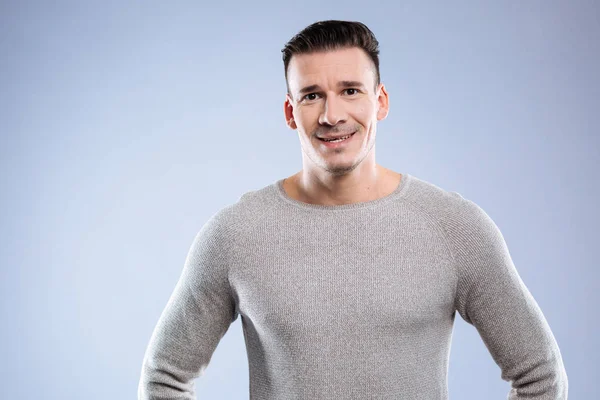 Alegre positivo agradable hombre sonriendo a usted — Foto de Stock