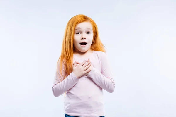 Szép vörös hajú lány, hogy nagyon érzelmes — Stock Fotó
