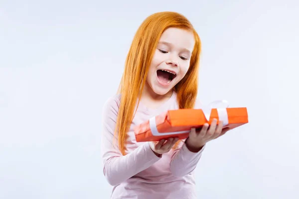 Glad röd korthårig tjej känna sig mycket upphetsad — Stockfoto
