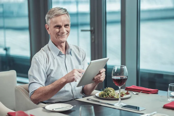 Felice pensionato sorridente trascorrere il pranzo in caffè — Foto Stock