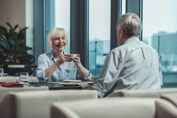 Positiv erfreute Frau trinkt Tee mit Vergnügen — Stockfoto