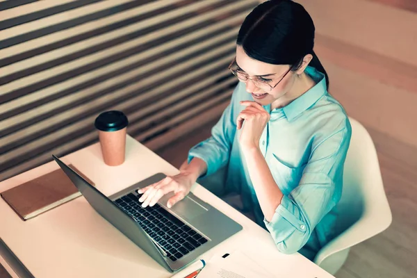 Konzentrierte Managerin im Büro — Stockfoto