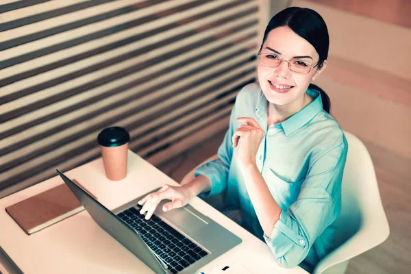 Felice dipendente finire il suo lavoro — Foto Stock