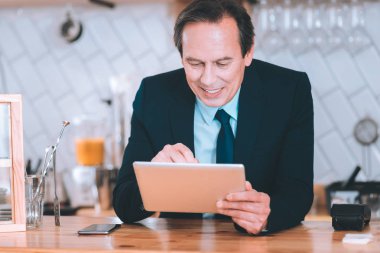 Gizemli esmer erkek onun işyerinde olmak