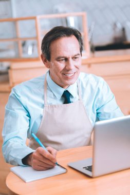 Pozitif esmer erkek bildirimleri yazma memnun