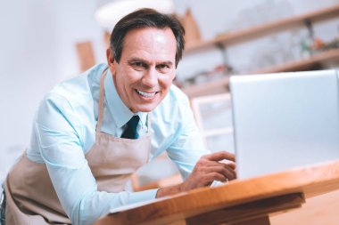 Esmer adam yüzünde gülümseme tutmak memnun