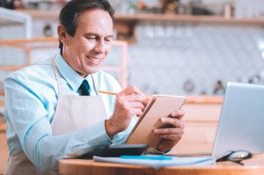 Kafede oturan yakışıklı esmer adam