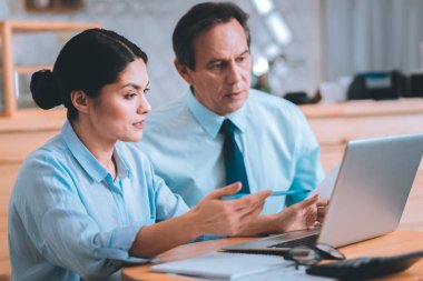 Ciddi meslektaşları proje sunum hazırlama