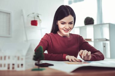 Güzel esmer kız zevk ile çalışma