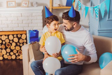 Neşeli sevimli çocuk ve balon ile oynayan adam