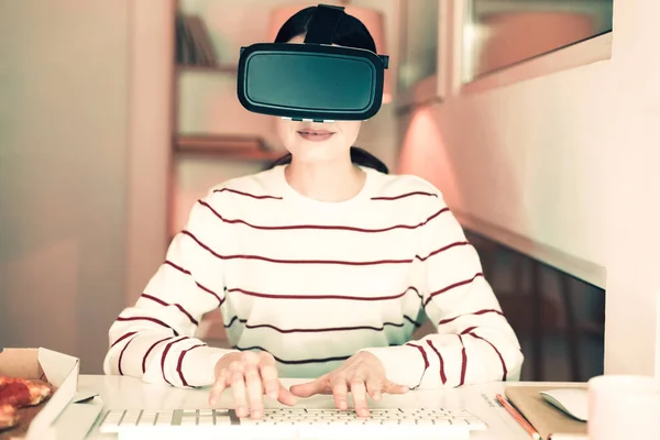 Ung kvinna bär virtuella verklighets glasögon — Stockfoto