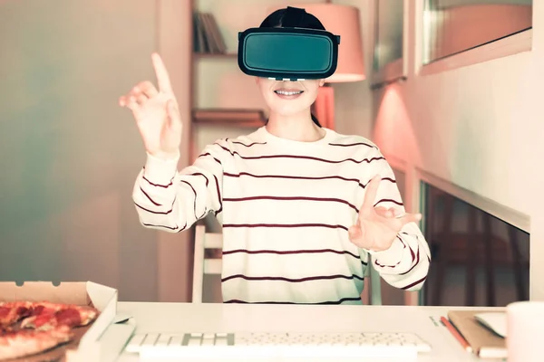Leende flicka med virtuell promenad — Stockfoto