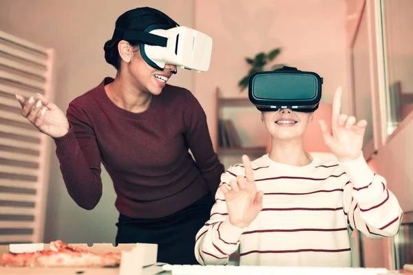 Mujeres sonrientes jugando juegos de ordenador en gafas VR —  Fotos de Stock