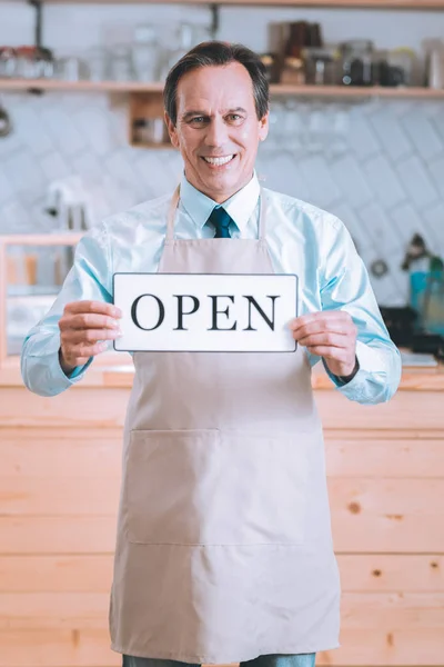 Hay Qué Hombre Alegre Manteniendo Sonrisa Cara Mientras Sostiene Tableta —  Fotos de Stock