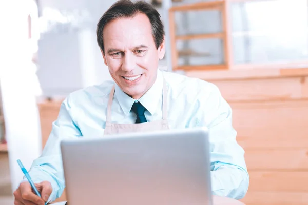 Entzückte männliche Person schaut auf Bildschirm seines Computers — Stockfoto