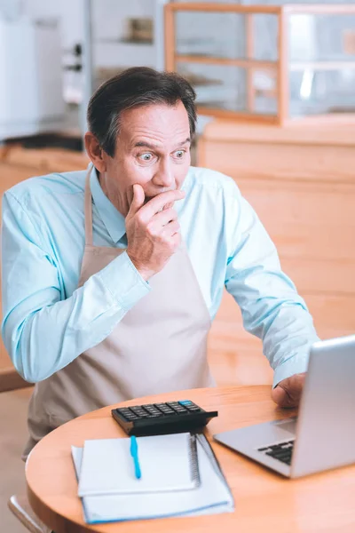 Un bărbat surprins se uită la laptop — Fotografie, imagine de stoc