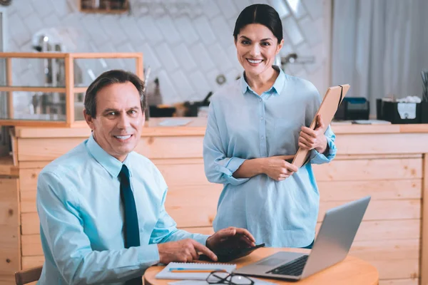 Macho alegre pessoa sentada na frente do computador — Fotografia de Stock