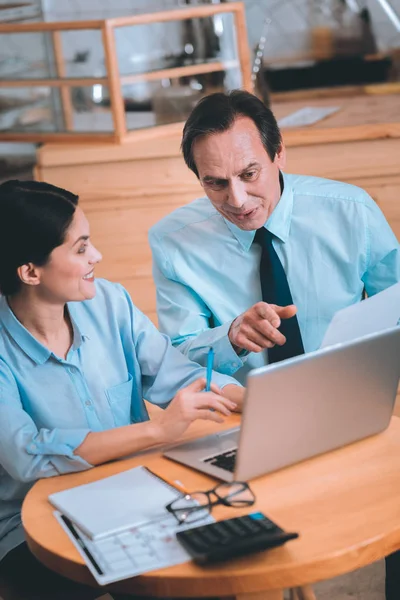 Blij jonge vrouw wordt in alle oren — Stockfoto