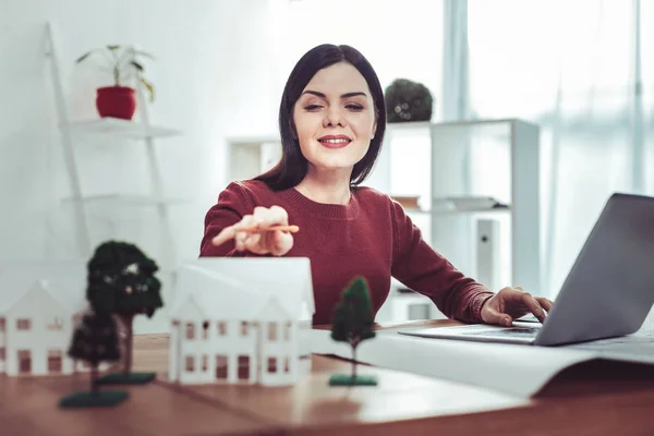 Konzentrierte junge Frau arbeitet an Projekt — Stockfoto