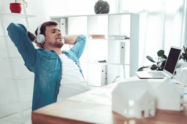 Erfreut männliche Person Musik hören — Stockfoto