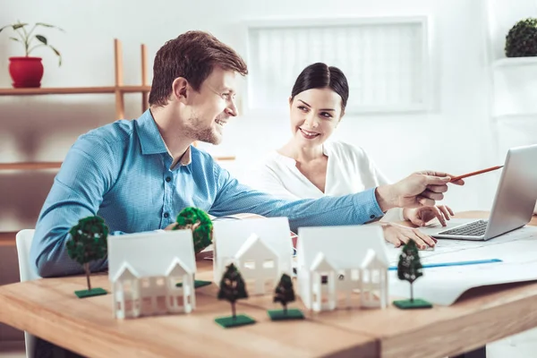 Arquitecto guapo discutiendo proyecto con su socio — Foto de Stock