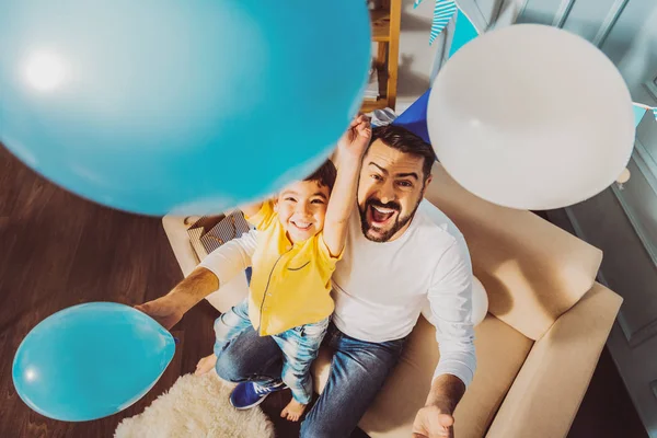 Vrij gelukkig man en jongen voor de gek met ballonnen — Stockfoto