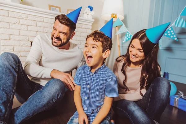 Feliz feliz feliz familia regocijo fiesta de cumpleaños —  Fotos de Stock