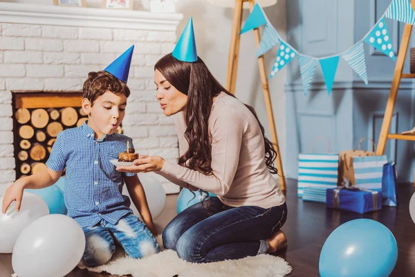 Alegre gay mujer dando cumpleaños pastel a chico —  Fotos de Stock