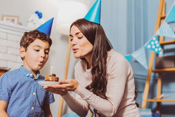 Feliz mujer atractiva proponiendo pastel de cumpleaños a chico —  Fotos de Stock