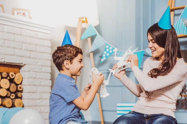 Feliz alegre mujer y niño jugando con regalos —  Fotos de Stock